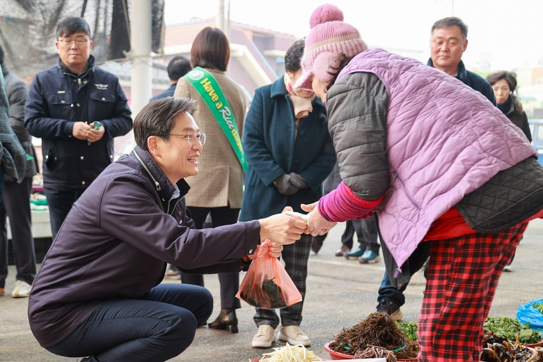 우승희 영암군수, 설 명절 앞두고 경제·복지 현장 찾아 이미지 2