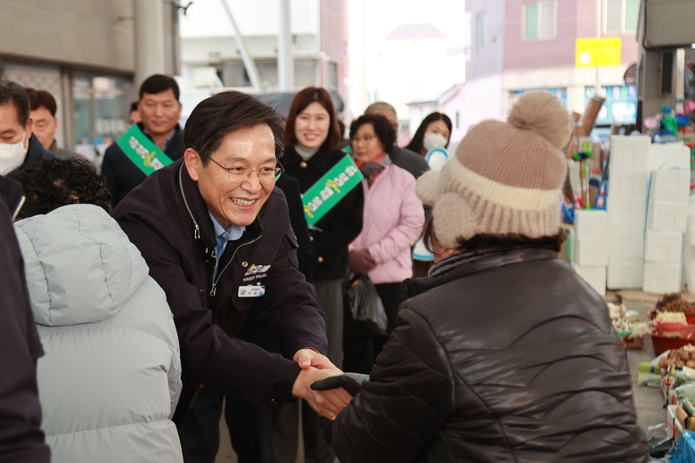 우승희 영암군수, 설 명절 앞두고 경제·복지 현장 찾아 이미지 1