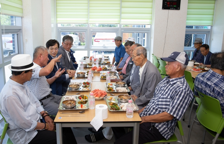 경로당 무료급식 운영현장 방문 및 애로사항 청취를 위한 덕진면 복지회관 방문 이미지 3