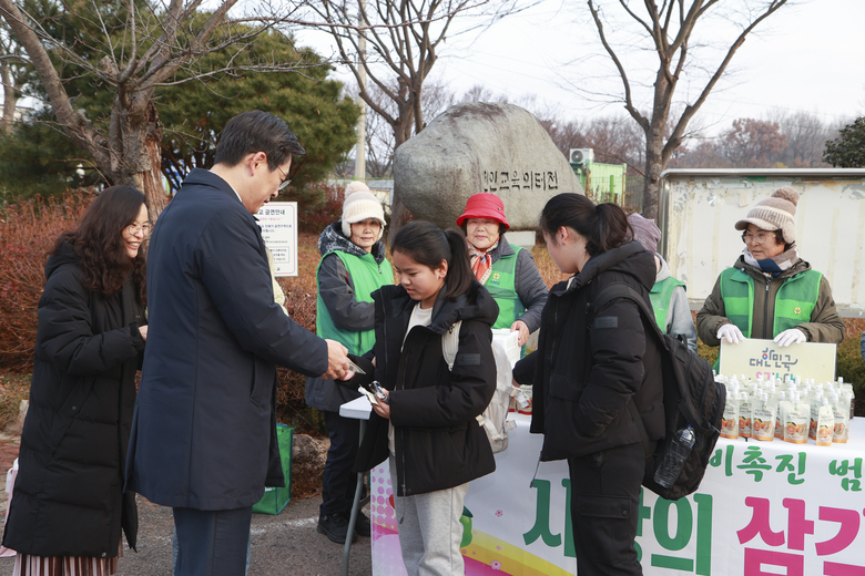 12월 17일 사랑의 삼각김밥 나누기 캠페인 이미지 2