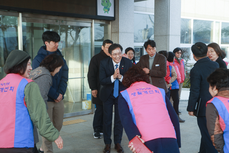 12월 19일 한국생활개선영암군연합회 새해맞이 이웃돕기 물품 기탁 이미지 2