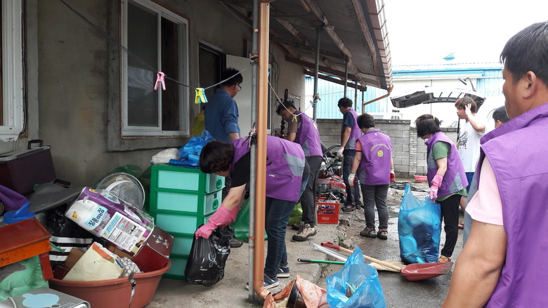 도포면 저소득층을 위한 도배교체와 청소병행 봉사실시 이미지 2