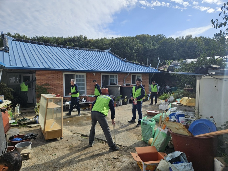 한전MCS(주) 영암지점, 중증장애인 가정 청소 봉사 이미지 1